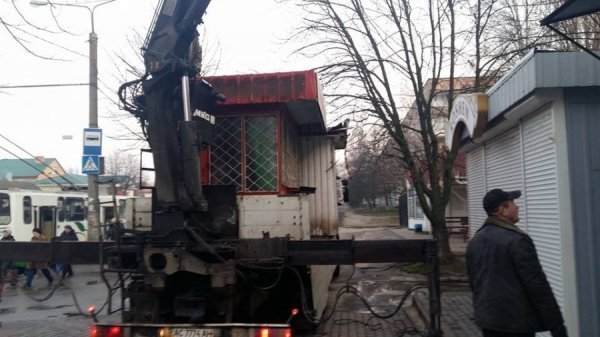 У Луцьку демонтують незаконно встановленні кіоски. ФОТО