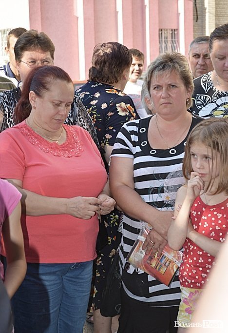 У Луцьку відремонтували тротуари, а в дворах залишили діри в асфальті. ФОТО