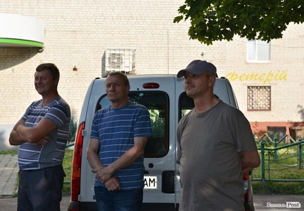 У Луцьку відремонтували тротуари, а в дворах залишили діри в асфальті. ФОТО