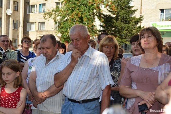 У Луцьку відремонтували тротуари, а в дворах залишили діри в асфальті. ФОТО