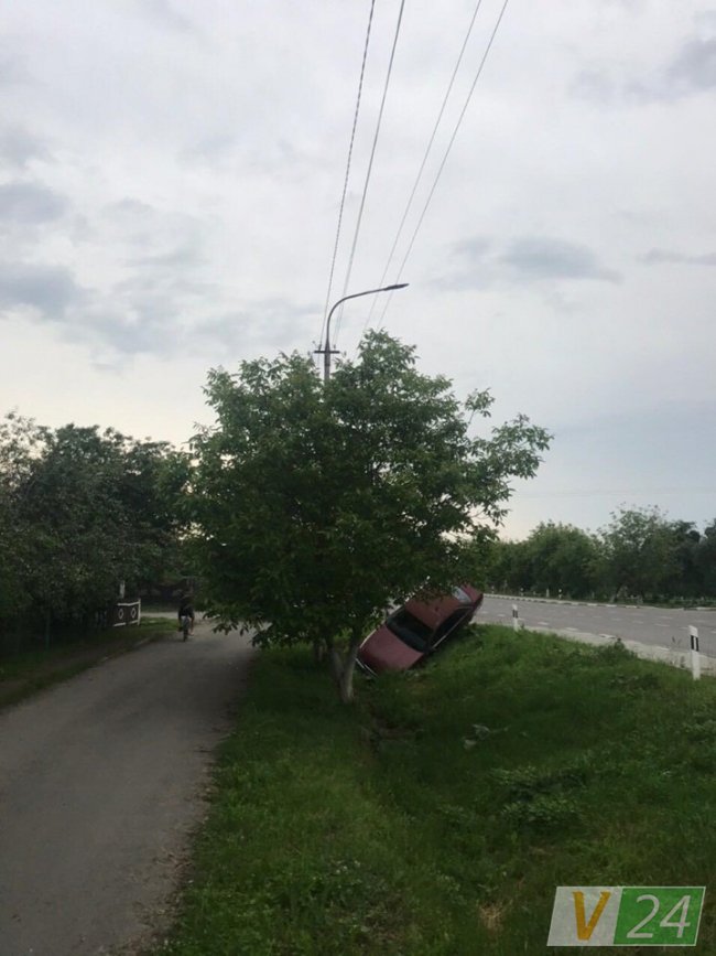 У Княгининку – аварія: автівка злетіла у кювет. ФОТО