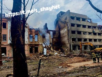 Ракетний обстріл Миколаєва: з-під завалів будинку дістали тіло жінки