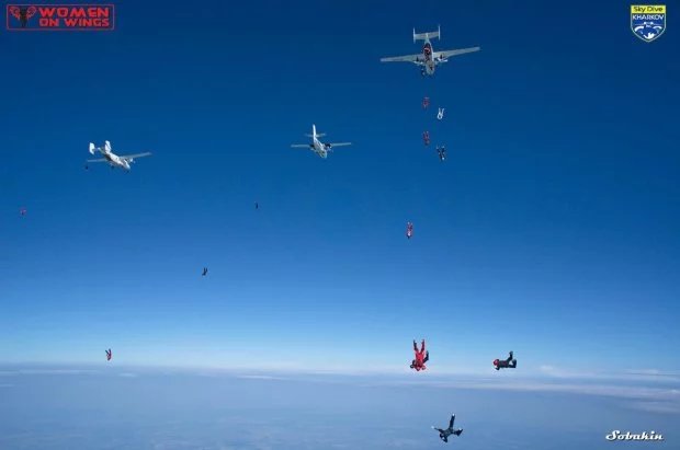 В Україні 57 парашутисток встановили видовищний  світовий рекорд. ФОТО