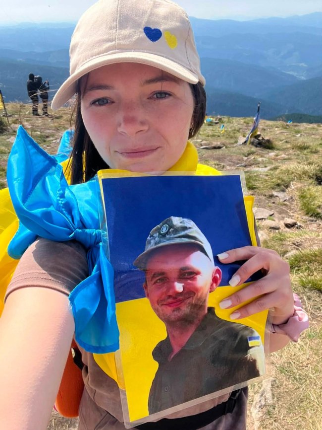 Волинянка зійшла на Говерлу в пам'ять про загиблого на війні чоловіка. ФОТО