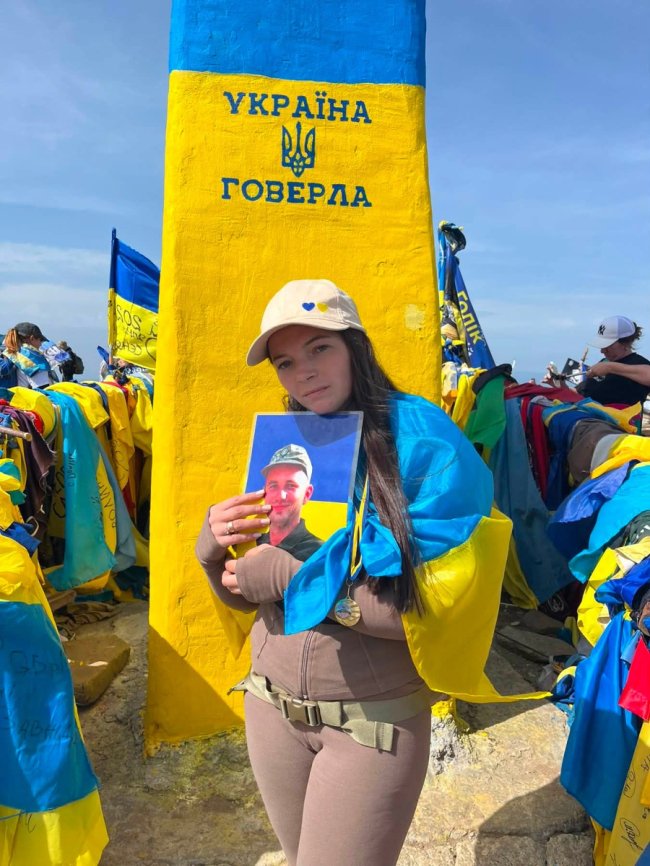 Волинянка зійшла на Говерлу в пам'ять про загиблого на війні чоловіка. ФОТО