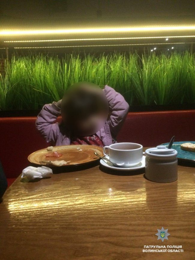 У Луцьку маленькі діти самі прийшли в кафе: поліція розшукала батьків