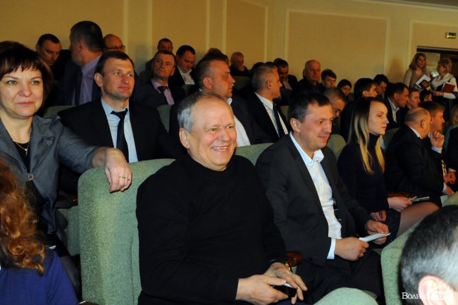 Сміється  голова наглядової ради ПАТ «Луцьксантехмонтаж № 536» Віктор Чорнуха, праворуч від нього - генеральний директор «Луцьксантехмонтаж №536» Ігор Чорнуха 