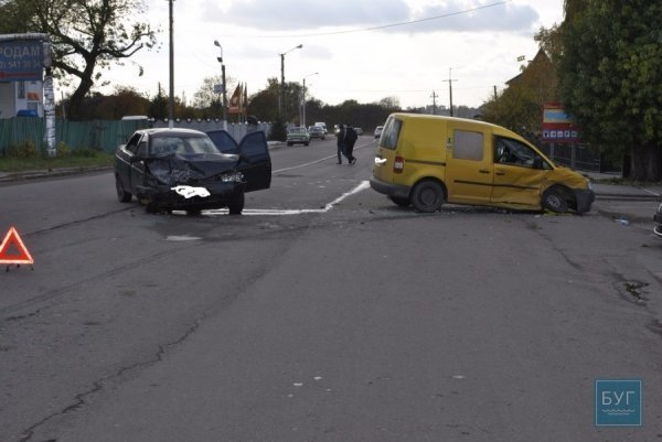 ДТП у Нововолинську: не розминулися два авто. ФОТО