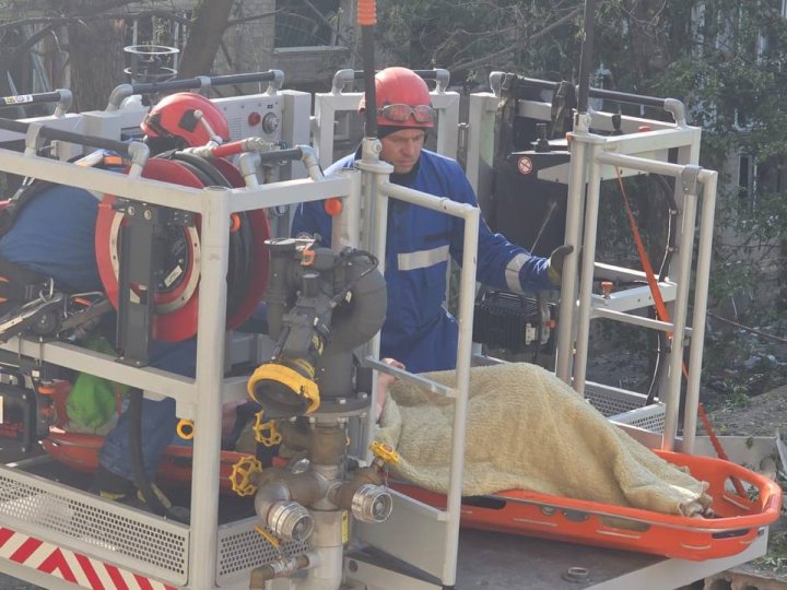 З-під руїн багатоповерхівки у Києві врятували людину