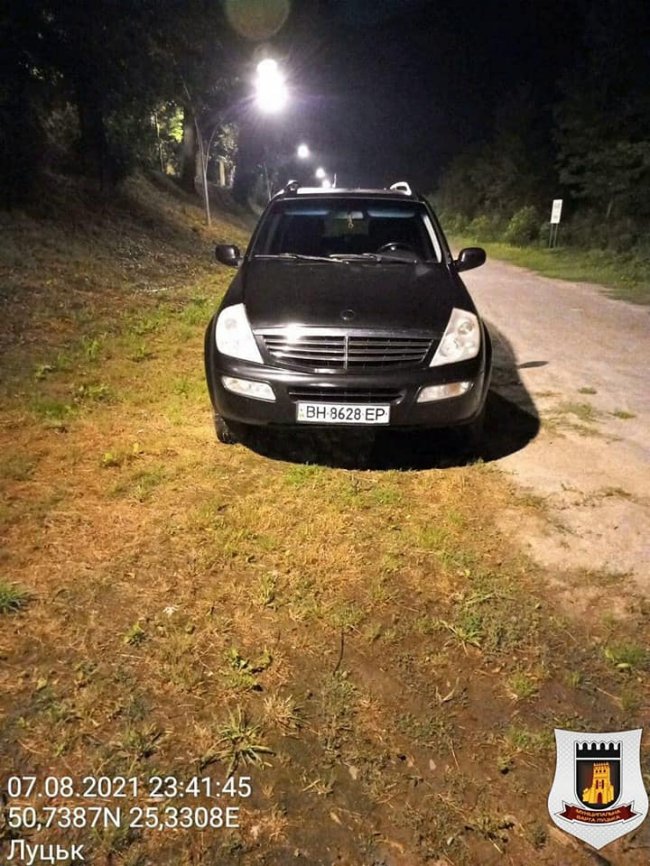 У луцькому парку гості «Бандерштату» припарковувалися прямо на газоні.ФОТО 