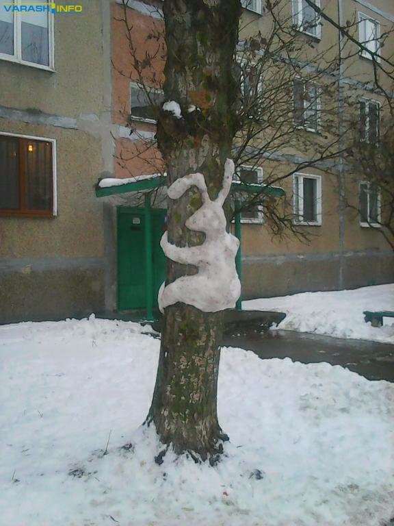 На Рівненщині невідомі створили цікаві скульптури із снігу
