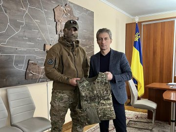 Боєць з Волині передав рідному місту бронежилет, в якому воював 10 місяців. ФОТО