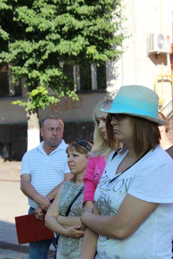 Луцькі поети вийшли на площу з власною «зброєю». ФОТО