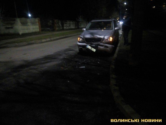 У Луцьку  – вечірня аварія: Mercedes влетів у бус. ФОТО