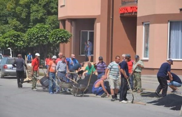 Дешево й сердито: на Закарпатті люди самі поклали асфальт в селі. ФОТО
