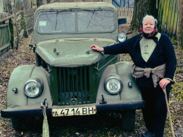 «Бо кожен має зробити свій внесок»: бабуся з Волині віддала армії власну «всюдихідну» автівку