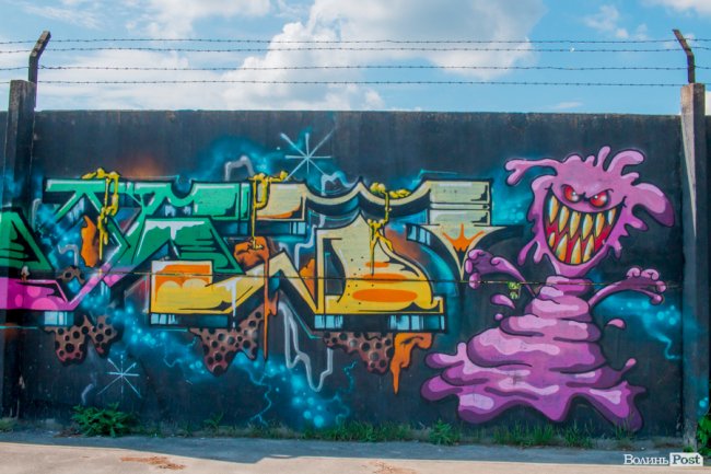 Яскрава геометрія і казкові монстри: графіті на стіні 40-го мікрорайону. ФОТО