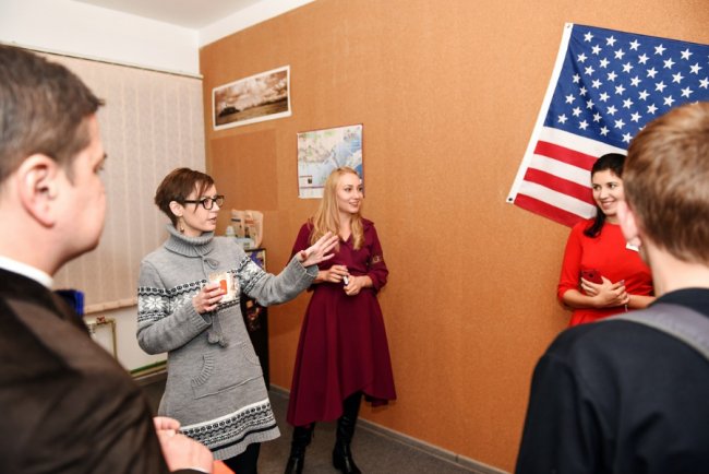 У «Промені» відкривається незвичний сімейний клуб англійської мови*