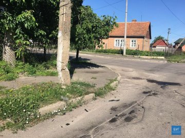 У Нововолинську швидка зіткнулася з легковиком і «влетіла» в стовп. ФОТО