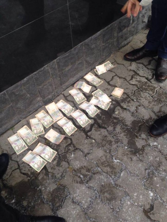 На Волині валютник намагався відкупитися від поліції хабарем. ФОТО