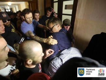 У Львові натовп протестувальників виламав двері в мерію і побив співробітників