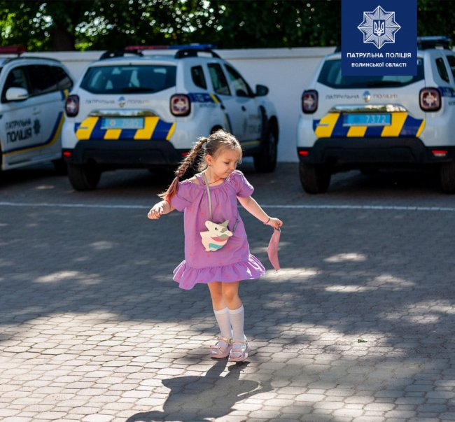 Мріє стати поліцейською: луцькі патрульні зробили сюрприз 4-річній дівчинці. ФОТО