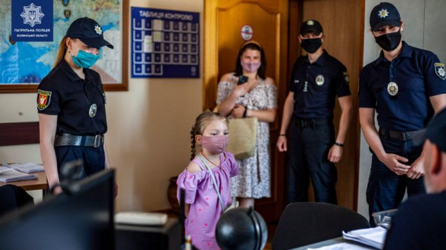 Мріє стати поліцейською: луцькі патрульні зробили сюрприз 4-річній дівчинці. ФОТО