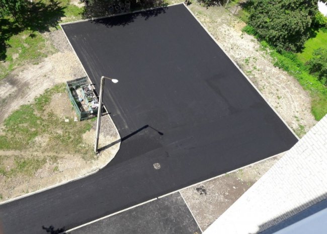 В дворі багатоповерхівки у Володимирі-Волинському крізь асфальт проросла трава. ФОТО