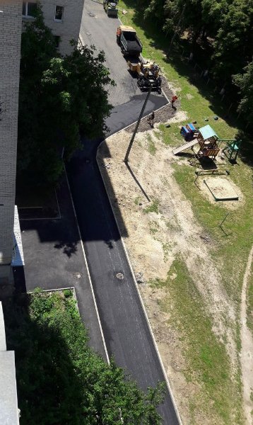 В дворі багатоповерхівки у Володимирі-Волинському крізь асфальт проросла трава. ФОТО