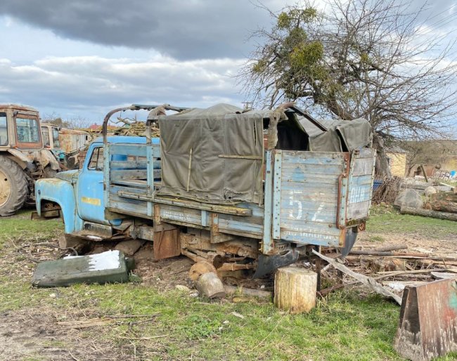 Без вікон і коліс: міськрада на Волині виставила на аукціон вантажівку 1987 року