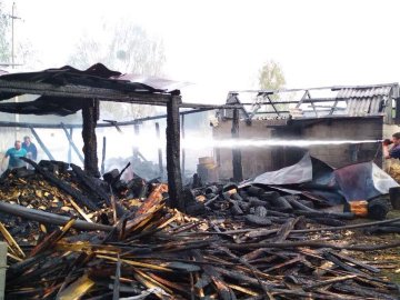 Під час пожежі волинський рятувальник запобіг перекиданню вогню на сусідні будинки. ФОТО