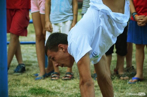 Акробати та гімнасти відкрили спортивний майданчик у Луцьку. ФОТО
