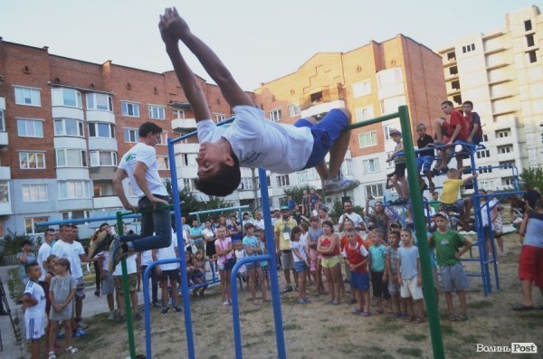 Акробати та гімнасти відкрили спортивний майданчик у Луцьку. ФОТО