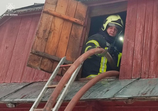 На Волині горіли житловий будинок та господарська споруда