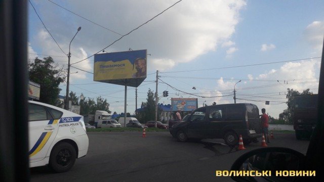 Аварія біля консульства у Луцьку: зіткнулися Volkswagen та Fiat