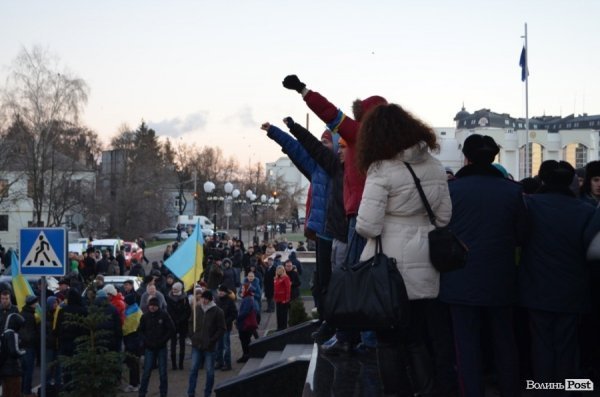 Гарячий світанок у Луцьку: як пікетували губернатора. ФОТО