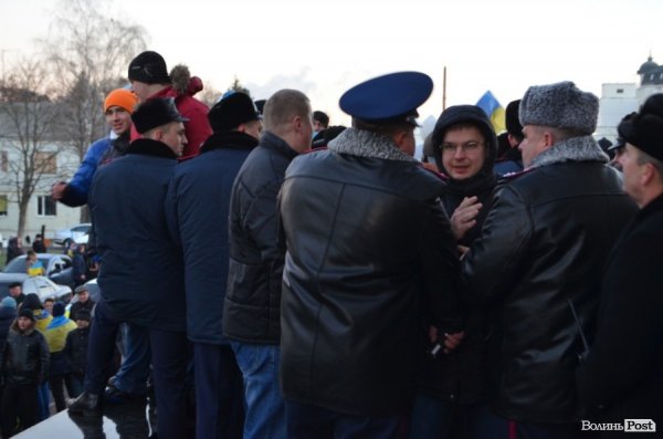 Міліціонери не пускають людей в ОДА