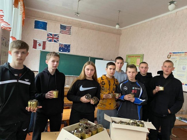 Школярі з Волині опанували нову технологію виробництва окопних свічок