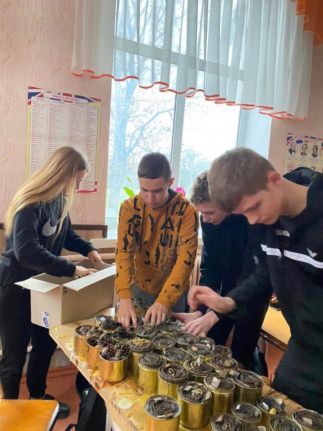 Школярі з Волині опанували нову технологію виробництва окопних свічок