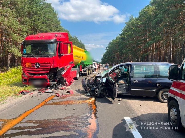 На Волині - смертельна аварія: водій авто зіткнувся із вантажівкою