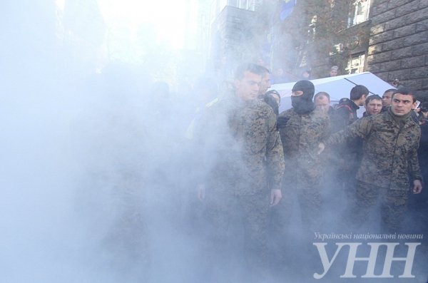 Під Адміністрацією Президента - зіткнення і палаючі шини. ФОТО. ВІДЕО