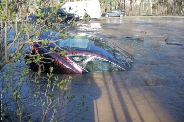У Києві авто провалилося під землю. ФОТО. ВІДЕО