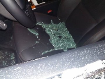 На Волині грабіжник розбив скло в автівці та викрав речі водія