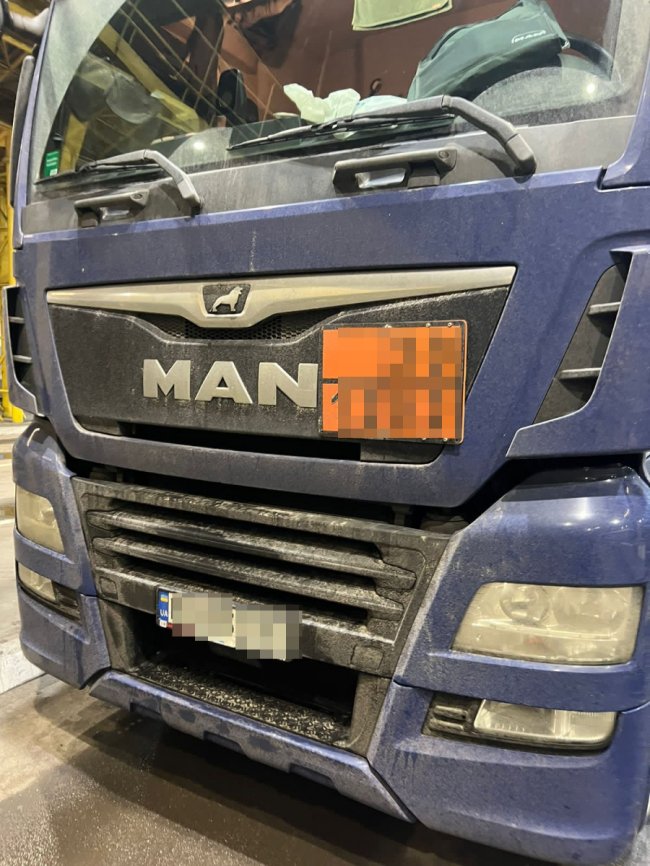 Сховав у футлярі для окулярів: у «Ягодині» прикордонники виявили наркотики в далекобійника