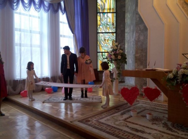 У День всіх закоханих в Луцьку відгуляли кришталеве та трояндове весілля. ФОТО