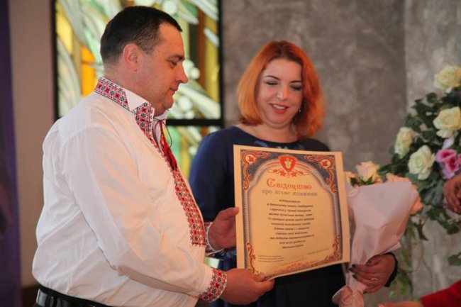 У День всіх закоханих в Луцьку відгуляли кришталеве та трояндове весілля. ФОТО