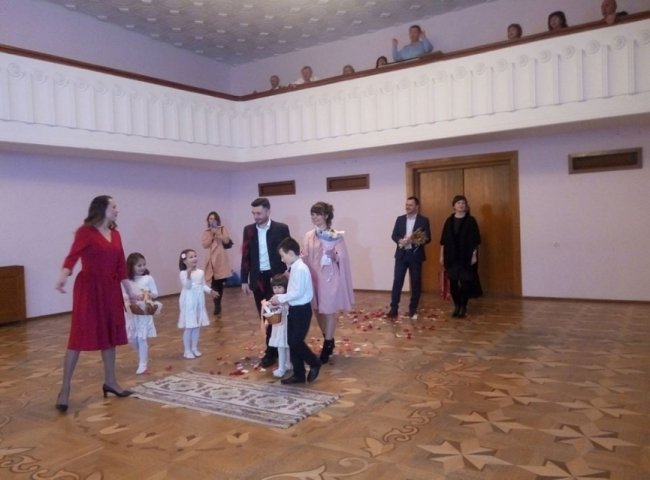 У День всіх закоханих в Луцьку відгуляли кришталеве та трояндове весілля. ФОТО