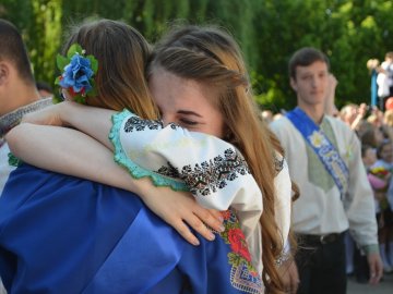 Школо, прощай: у луцькій школі №9 пролунав останній дзвоник. ФОТО