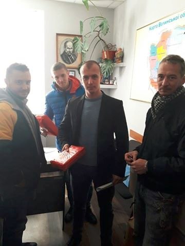 Волонтери подарували луцьким патрульним німецькі аптечки. ФОТО