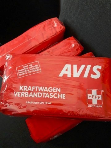 Волонтери подарували луцьким патрульним німецькі аптечки. ФОТО